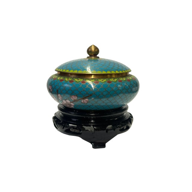 The Chinese Teal Turquoise Metal Cloisonné Blossom Flower Theme Round Box is a captivating piece of artistry that...