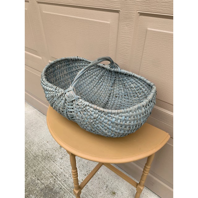 French Country Early 20th Century American Splint Oak Pale Blue Gathering Basket For Sale - Image 3 of 11
