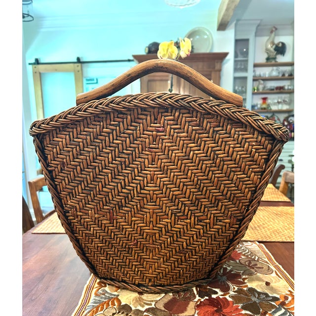 Practical and attractive rattan planter to display houseplants