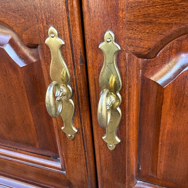 Auburn Vintage Thomasville Chippendale Collector's Cherry Nightstand Cabinet With Drawer For Sale - Image 8 of 17