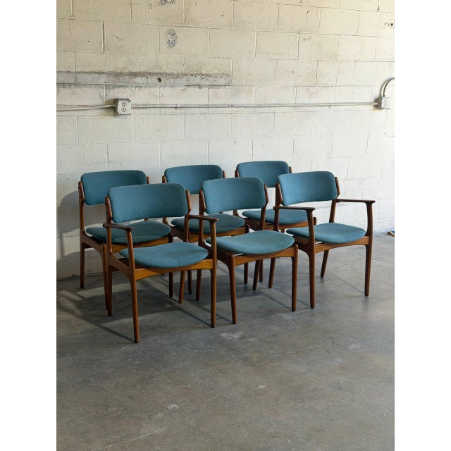 This set of 6 seating features organically sculpted frames and floating seat profiles. The elegant lines beautifully...
