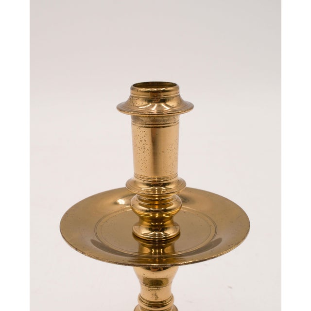 Virginia Metalcrafters Small Brass Colonial Williamsburg Cw 16-39 Candlestick With Globe For Sale In Philadelphia - Image 6 of 12