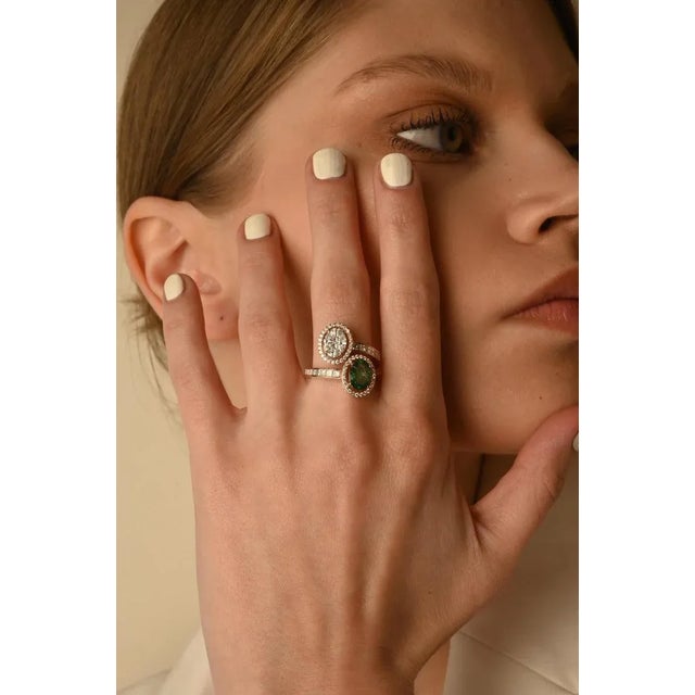 Art Deco Modern Toi Et Moi Diamond and Emerald Ring in 18k Solid Yellow Gold Size 7 For Sale - Image 3 of 8