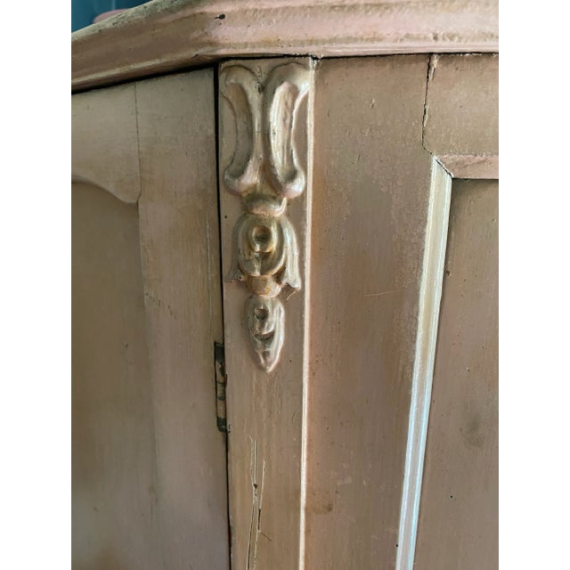 Late 19th Century Antique French Louis XV Revival Painted Display Cabinet With Curved Glass Panel – Circa 1880–1910 For Sale - Image 5 of 10