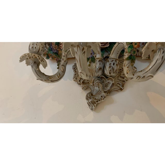 German Mirror with Candlesticks in Polychrome Porcelain For Sale - Image 4 of 17