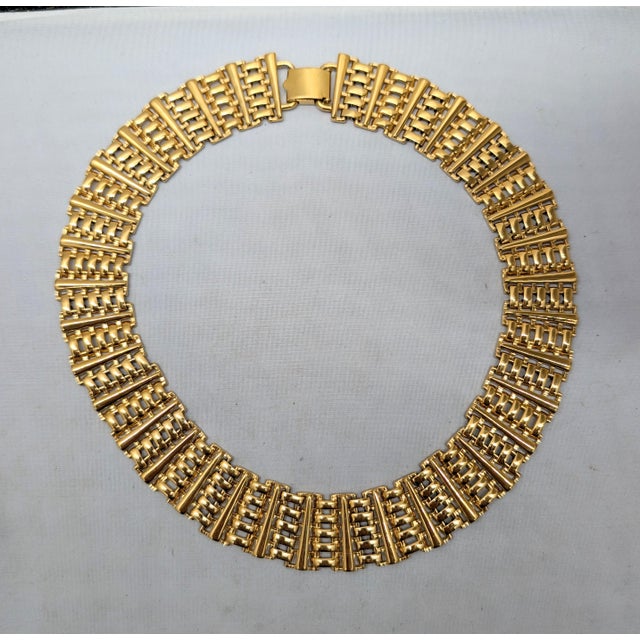 Napier Vintage Signed Napier Goldtone Interlocking Link Wide Collar Necklace For Sale - Image 4 of 10