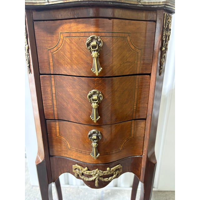 Late 19th Century French Louis XV Style 3-Drawer Bedside / Side Table With a Marble Top and Gallery Tray, 19th Century For Sale - Image 5 of 7