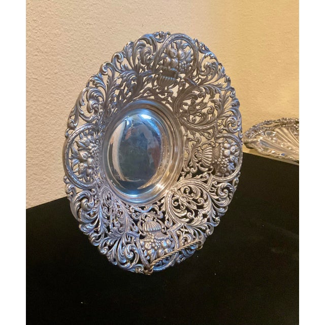 Beautiful craftmanship, footed from its center and in very good condition.