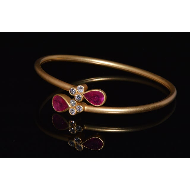 Certified Natural 3.47cts vs F Diamond Ruby 18k Solid Gold Stacking Bypass Bangle Bracelet For Sale - Image 9 of 12
