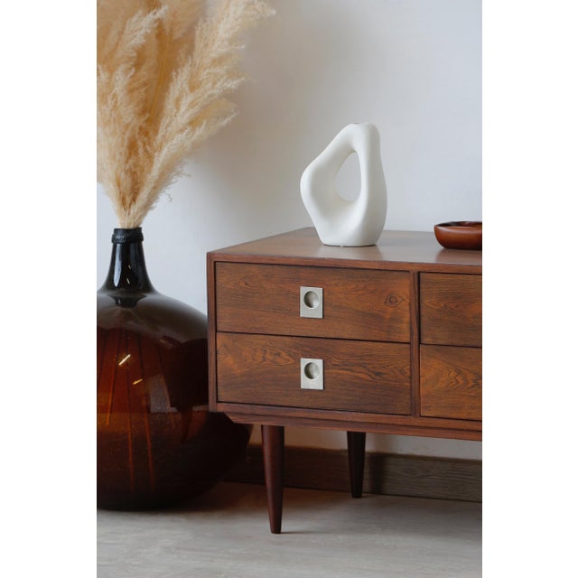 This Scandinavian teak chest of drawers perfectly embodies the modernist spirit of the 1960s and 70s. Thanks to its...