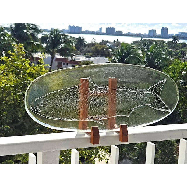 Offered is a stylish glass fish platter designed by Goran and Ann Warff for Kosta Boda in the 1970s. It is a free-form...