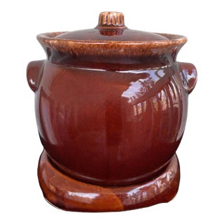 Vintage Hull Oven Proof Brown Drip Bean Pot With Lid & Original Serving Stand – Mid-Century American Pottery For Sale