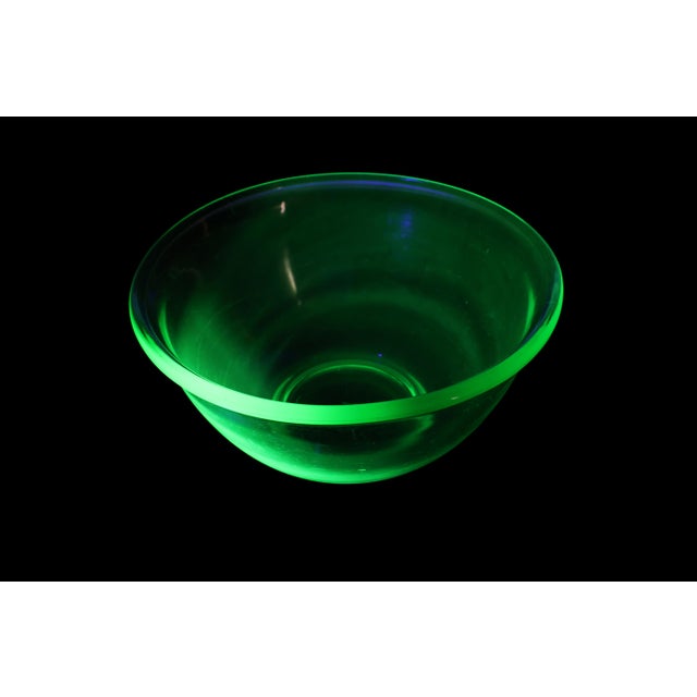 1930s Vintage Uranium Glass Glowing Nesting Bowls by Hazel Atlas - Set of 5 For Sale - Image 5 of 17