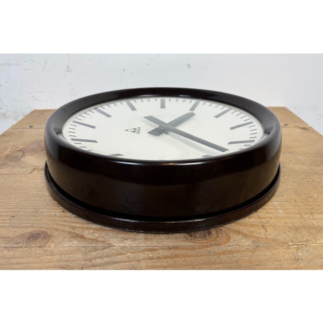 Industrial Bakelite Factory Wall Clock from Pragotron, 1960s For Sale - Image 14 of 17