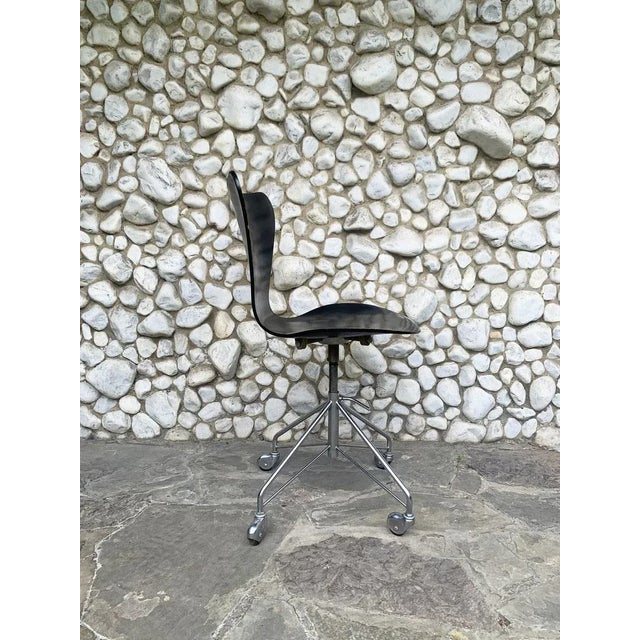 Mid-Century Modern Model 3117 Adjustable Swivel Chair by Arne Jacobsen for Fritz Hansen, 1960s For Sale - Image 3 of 12