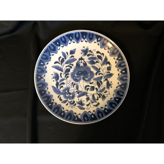 Traditional Asian Style Blue & White Floral Design 10.25”d Platen For Sale - Image 3 of 6