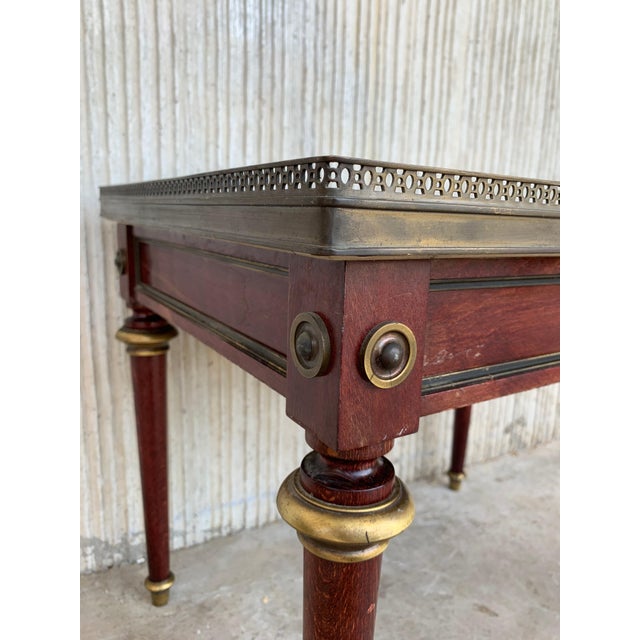 Early 20th Century Louis XV Style Mahogany and Marble-Top Coffee Table with Bronze Mounts For Sale In Miami - Image 6 of 18
