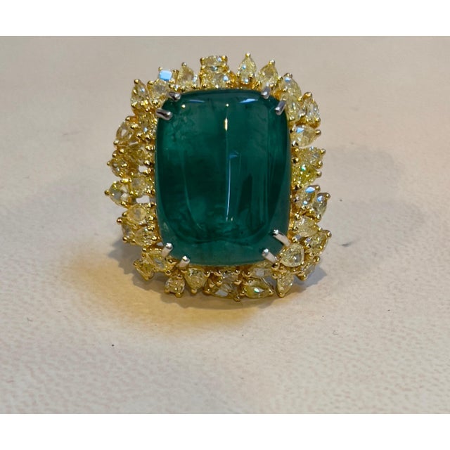 Green 27.89 Ct Natural Colombian Emerald Cabochon & 5.73 Ct Yellow Diamond Ring 18 Kt For Sale - Image 8 of 8
