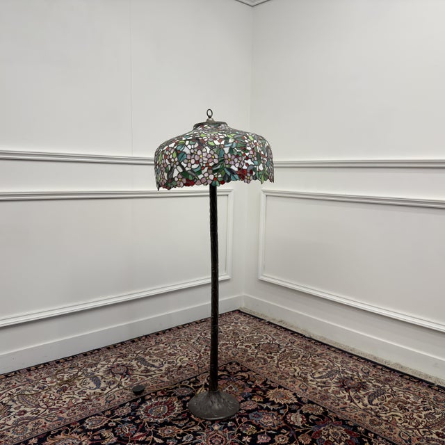 Classic and atmospheric | Tiffany style lamps This Tiffany floor lamp Art Deco is made by hand. The lamp gives a beautiful...