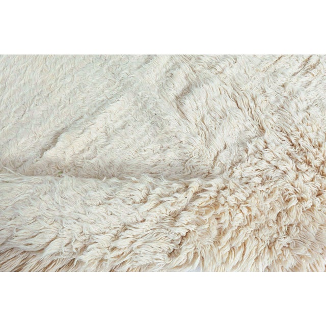 Doris Leslie Blau Vintage Moroccan Wool Rug – Soft Ivory with Subtle Texture For Sale In New York - Image 6 of 8