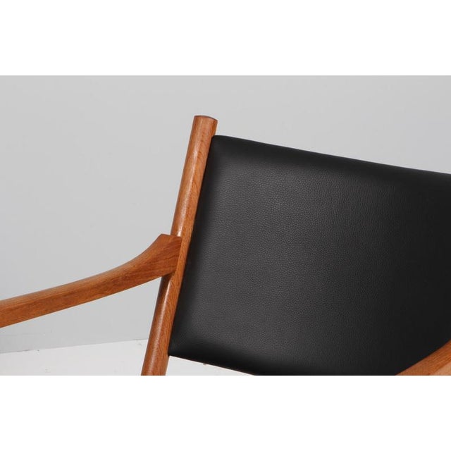 Carl Hansen & Søn Model CH52 Lounge Chairs in Oak and Black Leather attributed to Hans J Wegner for Carl Hansen & Søn, 1970s, Set of 2 For Sale - Image 4 of 8
