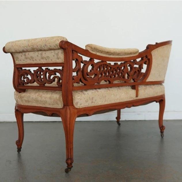 Early 20th Century Antique Carved Walnut Victorian Conversation Settee For Sale - Image 5 of 16