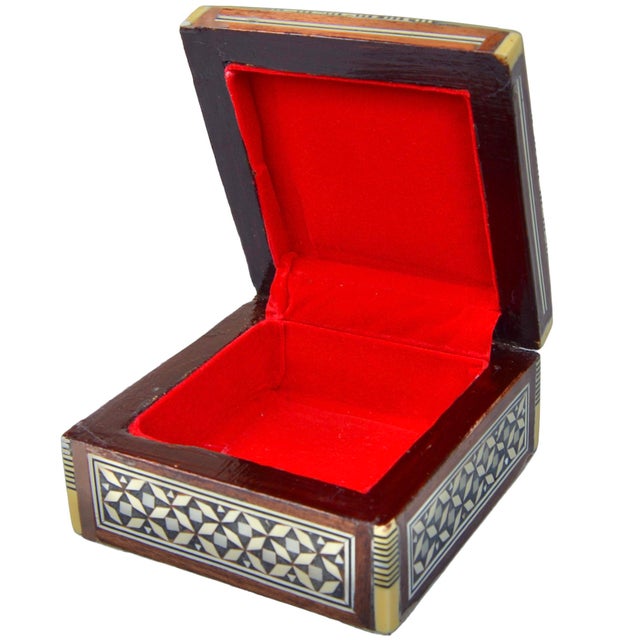 Mid 20th Century Handmade Moorish-Patterned Mother-of-Pearl Inlaid Box For Sale In New York - Image 6 of 6
