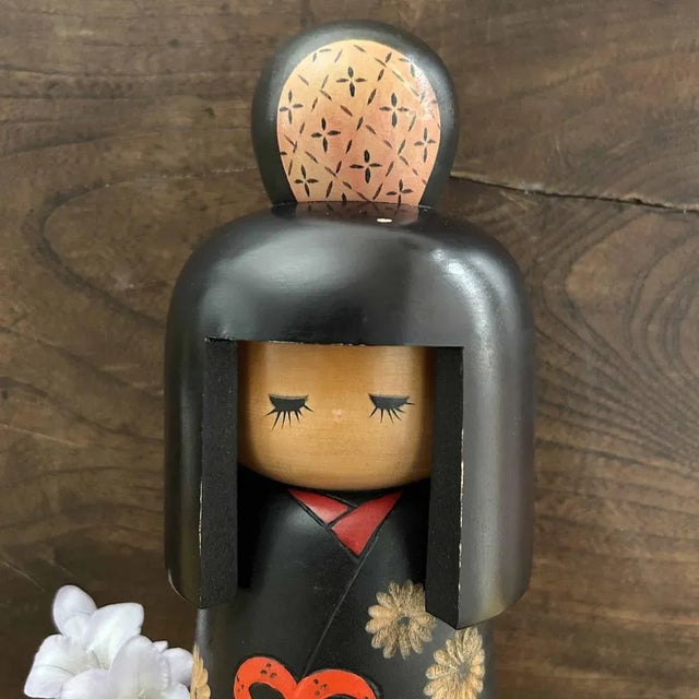Authentic vintage Sosaku kokeshi doll crafted by Miyashita Hajime. Adorned with a beautiful hand-carved floral motif....