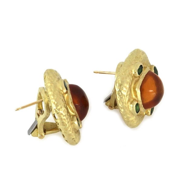 Mid 20th Century Pair of Kanaris Citrine & Tourmaline 18k Yellow Gold Hammered Square Huggie Earrings For Sale - Image 4 of 6