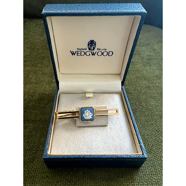 Wedgwood Vintage Royal British “Wedgwood” Jasper ware Gold Plate Tie Clip Circa 1980 For Sale - Image 4 of 12