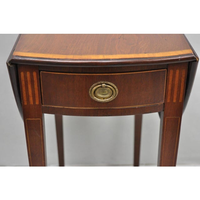 Antique Federal Mahogany Satinwood Inlay Narrow Dropleaf Pembroke Side Table For Sale In Philadelphia - Image 6 of 17