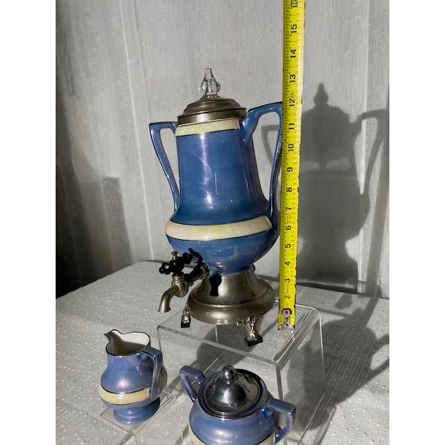 This VINTAGE three-piece set includes a Royal Rochester Fraunfelter coffee percolator, which is a charming addition to any...