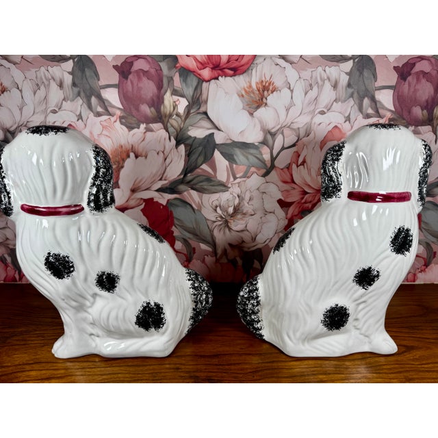 English Pair of Vintage Staffordshire Style Spaniel Dogs Ceramic Statues Portugal Jay Willfred For Sale - Image 3 of 9