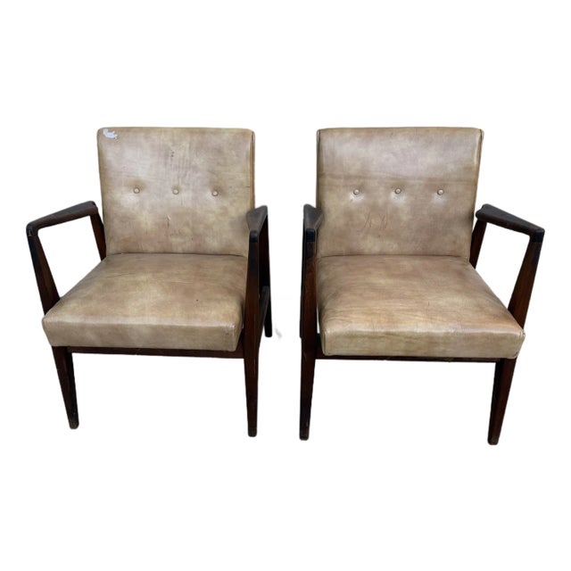 Walnut Armchairs - Jens Risom Design - Original Naugahyde, Labeled, 1960s For Sale