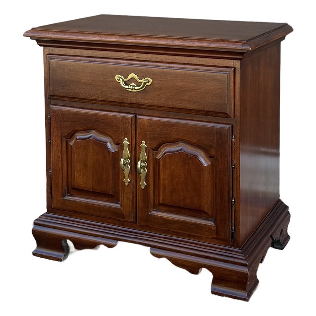 Vintage Thomasville Chippendale Collector's Cherry Nightstand Cabinet With Drawer For Sale