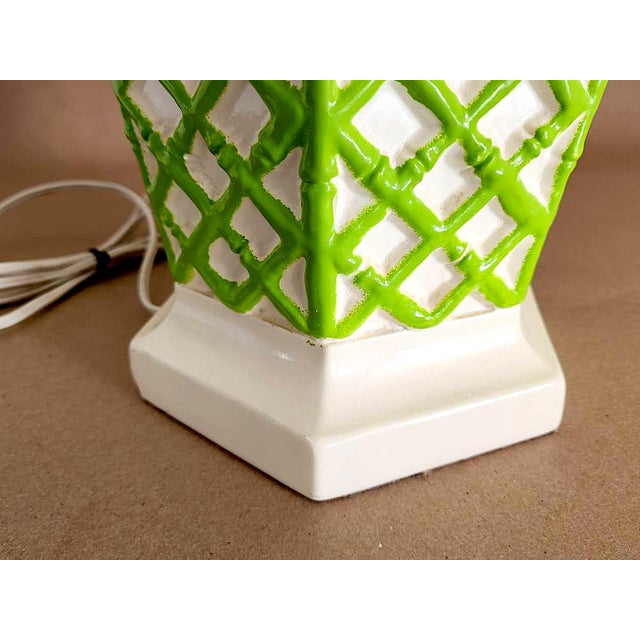 Cream 1960s Palm Beach Regency Style Bamboo/Trellis Glazed Ceramic Lamp For Sale - Image 8 of 10