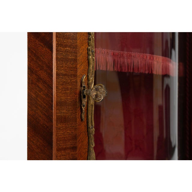 French Louis XV Style Corner Display Cabinet with Arched Glass, 1950 For Sale - Image 14 of 17