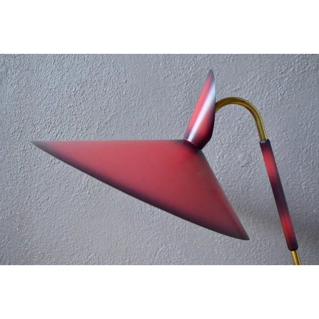 This beautiful table or desk lamp is directly from the 50s. Its very large asymmetrical diabolo shade is carried by a...