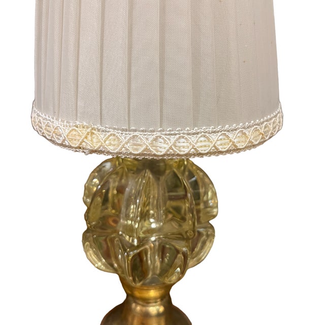French table lamp from the 20th century. A brass base with a superimposed mirror, its edge wavy, supports a gilt brass...