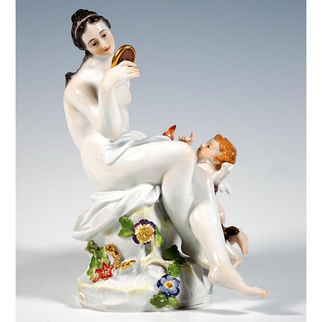 Excellent meissen figurine group from around 1900: the beautiful, youthful venus, her hair partly tied up and adorned with...