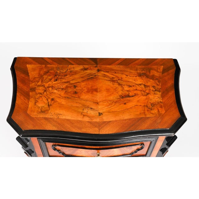 Antique Italian Burr Walnut Serpentine Bedside Chests, 1700s, Set of 2 For Sale - Image 5 of 18