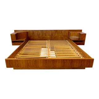 1980s Danish Mid Century Modern King Platform Bed and Floating Nightstands For Sale