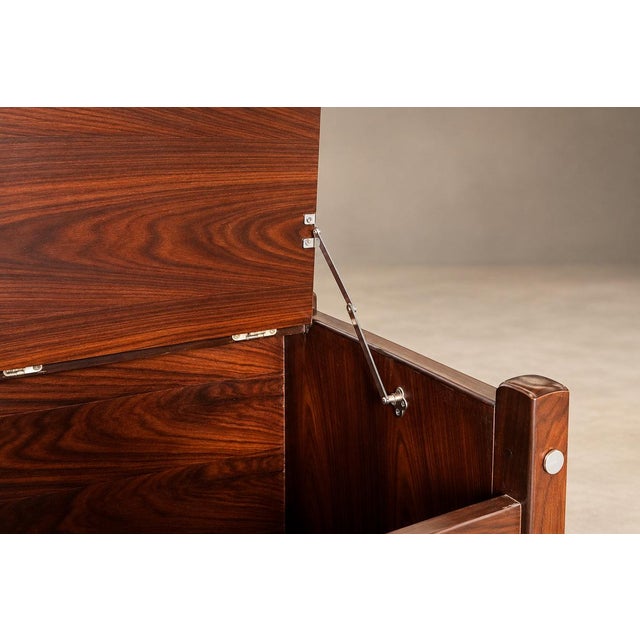 Brazilian Rosewood “Sabará” Trunk by Sergio Rodrigues, Brazil, circa 1965 — Lot 1124 For Sale - Image 14 of 18