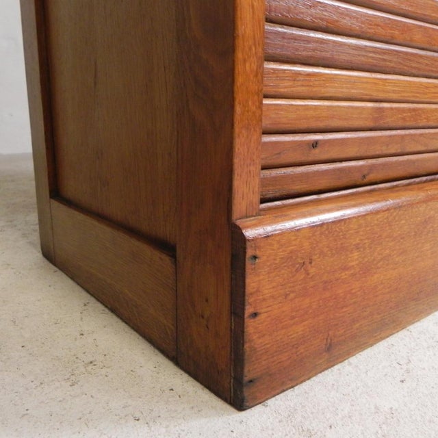 If you want to store your collection neatly, this cabinet is ideal. The shelves can be inserted at different heights....