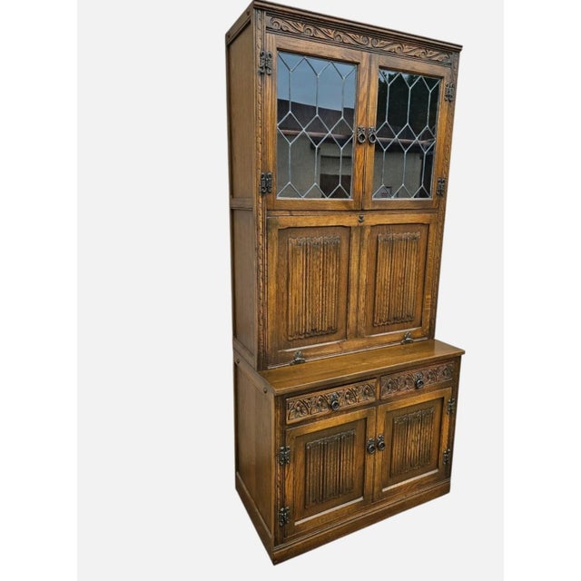 Wonderful vintage oak cabinet made in England. It is rare to finds these cabinet in the USA. Made by old charm/oak wood...