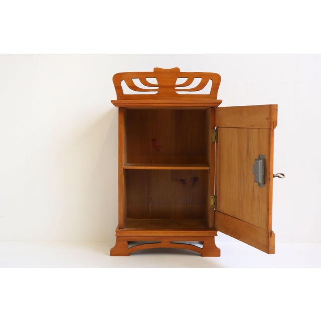 Early 20th Century Antique Dutch Art Nouveau Wall Cabinet in Cherry Wood and Brass, 1910 For Sale - Image 5 of 11