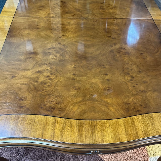 Beautiful Karges Dining table with 3 leaves in a traditional style. 6 Bernhardt chairs.