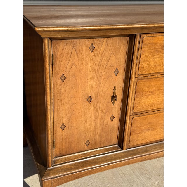 1960s Mid Century Modern Credenza / 12-Drawer Dresser W/ Mirror Attributed to Thomasville Horizon Series For Sale - Image 9 of 12