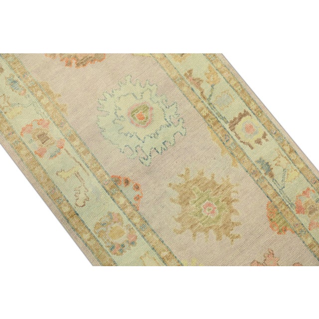 This modern Turkish Oushak rug is a stunning piece of art that has been handwoven using traditional techniques by skilled...