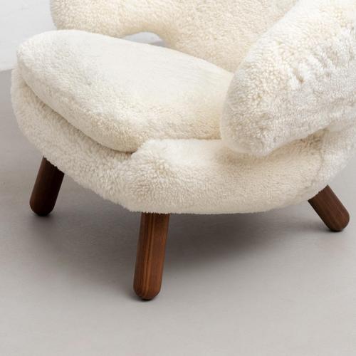 Pelican Chairs in Sheepskin by Finn Juhl, 2000s, Set of 2 For Sale - Image 9 of 14